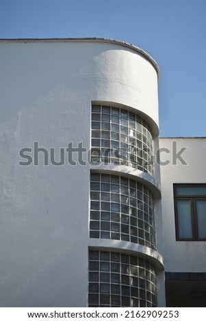 Simple building ( wall with rounded corner ) , Hong Kong