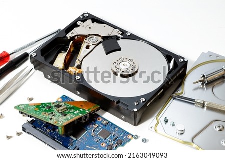 An exploded photograph of the inside of the HDD, which is the storage device of a computer.