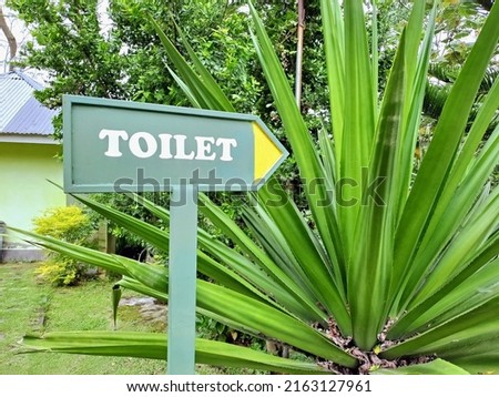 Sign of toilet in park