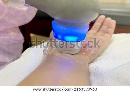 Treatment of hand and wrist injuries and numbness of the hands and nerves Method of treatment with ultrasound machine and gel therapy