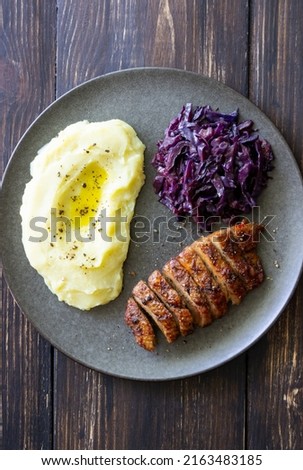 Duck breast with mashed potatoes and red cabbage