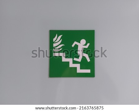 sign for people running down the stairs