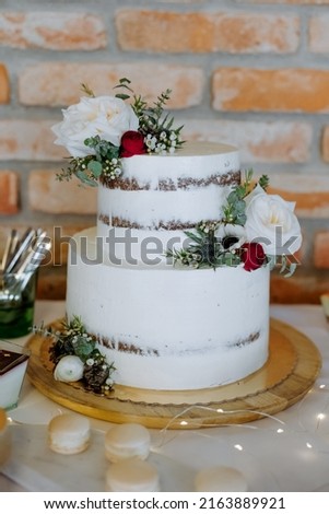 Wedding cake with decorations of fresh flowers.