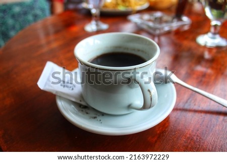 photo focused on a coffee cup with a Bokeh background to enhance the result