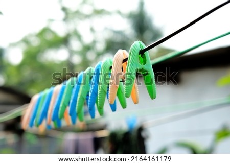 The arrangement of colorful clothespins on the rope
