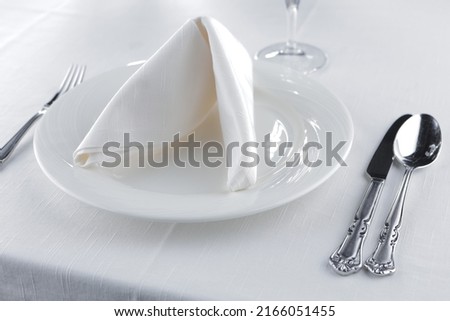 restaurant tablecloth plates and cutlery