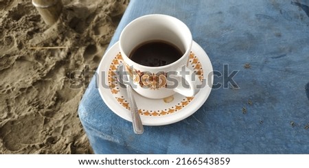 A cup of coffee over the beach accompanies the holiday with the family
