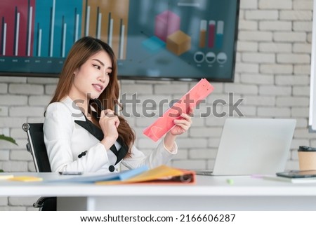 Asian business woman Doing like at the company's office