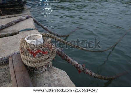 the shape of the boat rope on the beach