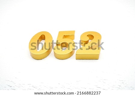      Number 052 is made of gold-plated teak, 1 cm thick, laid on a white painted aerated brick floor, giving good 3D visibility.                          