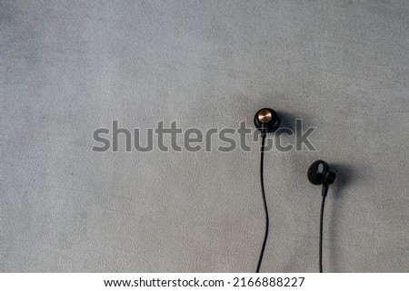 black earphones with an additional gold color that makes it elegant
