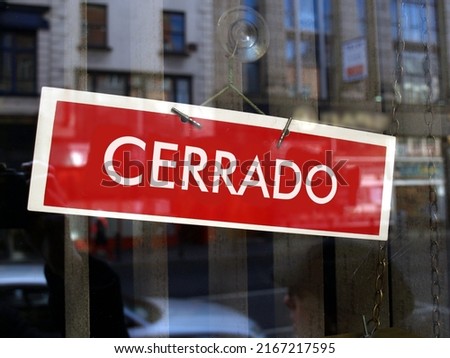 Closed sign in a shop window written in Spanish (translation: Closed)