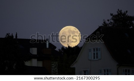 Super moon between the houses