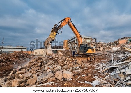 Excavator destroyer with hydraulic scissors cuts concrete