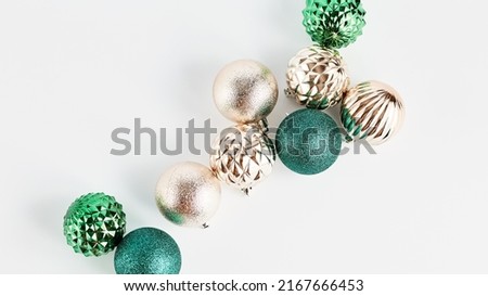 panoramic festive christmas banner. christmas decor on a light background. balloons of gold and green in a festive composition. flat lay, copy space.