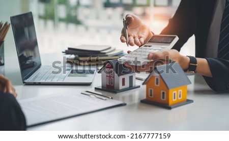 Real estate agents bid homes in the project to explain in detail to clients. Explain and present information about home and mortgage purchases. real estate trading ideas Royalty-Free Stock Photo #2167777159