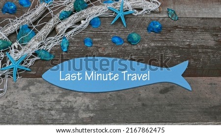 Maritime decoration with shells, starfish, fishing net and the text Last Minute Travel.	