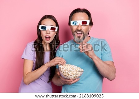 Photo of two shocked surprised funky people eat popcorn watch movie 3d glasses isolated on pink color background