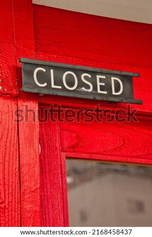 Closed sign on the door of the store