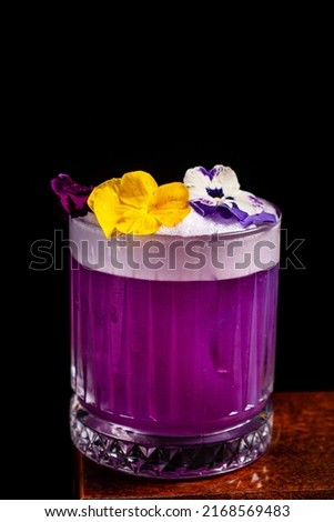 cocktail with edible flowers, Very Peri color