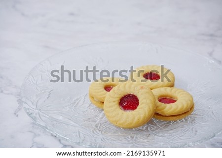 picture of snack cookies on a glass plate
