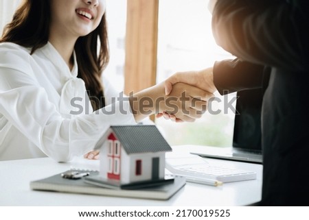 Guarantees, Mortgages, Signings, Insurance, contract, agreement concept, Real Estate Agents are shaking hands with customers to congratulate them after landing a deal