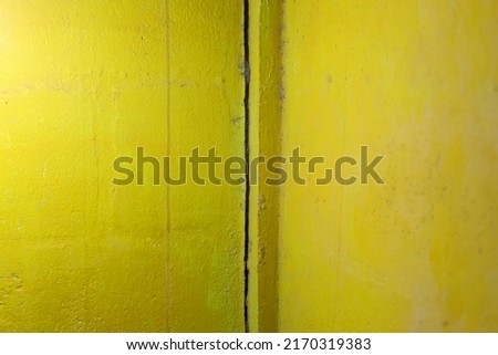 The yellow wall has columnar corners broken into lines from non-standard construction, giving the wall a short lifespan and lack of stability.