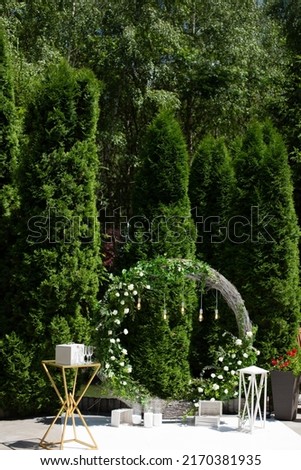 wedding green decor with flowers 