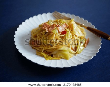 Pasta with slightly spicy bacon and cabbage