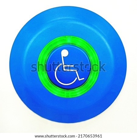 Button placed on public transport to promote the mobility of people with disabilities