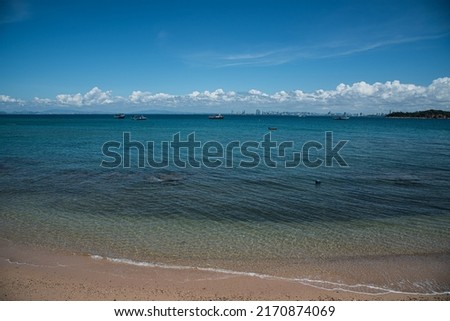 At the beach where the sea waves are not strong, the sky is bright, suitable for swimming in the sea