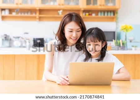  asian parent and daughter,laptop computer,
