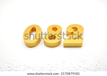     Number 082 is made of gold-plated teak, 1 cm thick, laid on a white painted aerated brick floor, giving good 3D visibility.                           