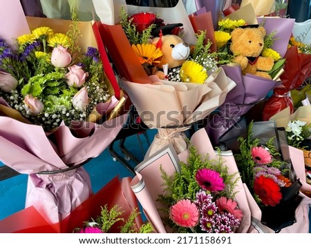 A gift shop sells flowers and hampers for parents and friends on graduation day as a gift. Royalty-Free Stock Photo #2171158691