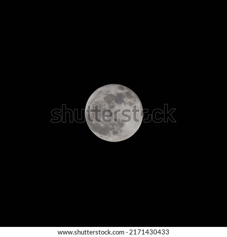 selective focus picture of a full moon