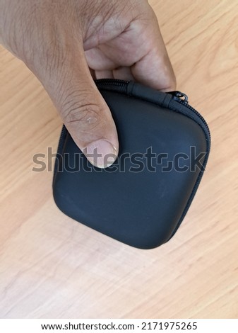 Black box with zipper for headphones
