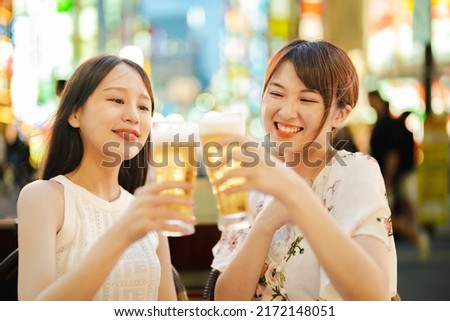 Two women with a glass of beer