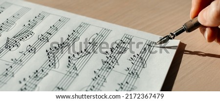 Recording of notes with an ink pen, notes on a sheet music macro, selective focus
