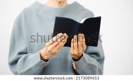 Middle woman reading a book