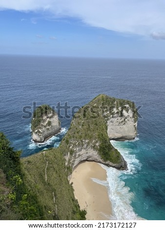 Kelingking Beach is one of the most famous spot of Nusa Penida. Major travel sites use its photo to advertise Bali and even sometimes Indonesia.