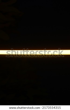 black background photo from shooting yellow light bulbs at night by placing the lamp horizontally in the center of the picture