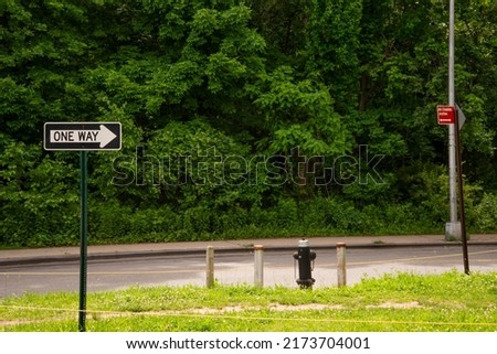A view of an one way sign
