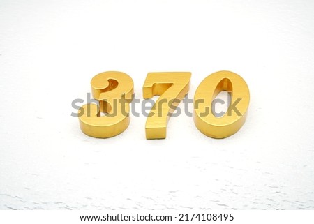    Number 370 is made of gold-plated teak, 1 cm thick, laid on a white painted aerated brick floor, giving good 3D visibility.                                