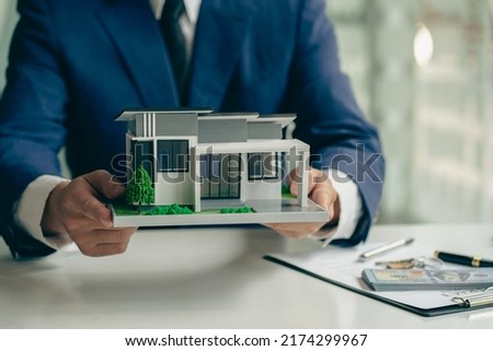 Real Estate Home Insurance Ideas Real estate agents offer home insurance and close the sale immediately after the customer signs the purchase contract under a formal agreement in the office.
