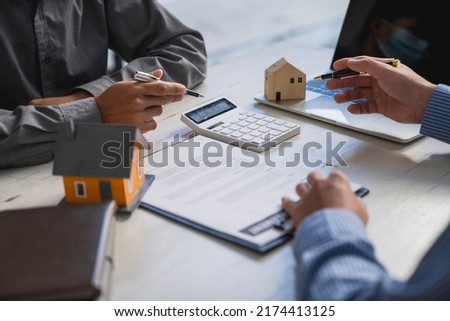 Real estate agents are negotiating house samples and house price contract agreements. Before handing over the house and keys to the customer, the concept of mortgage, purchase and home insurance.