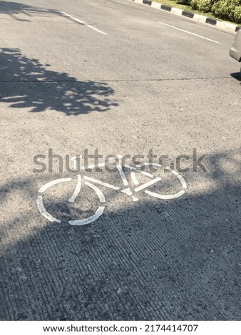 Sign on the bicycle lane on the highway for backgrounds.