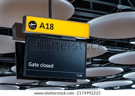 Gate closed airport flight gate information board