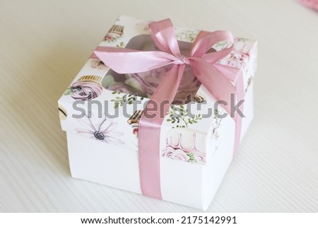 Homemade marshmallows packed in a gift box. Tied with ribbon. Zephyr gift. Close-up.