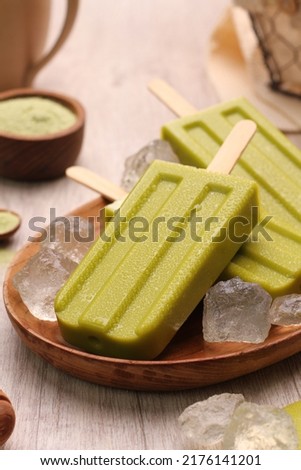 Ice pop sicle is a liquid based frozen snack that is placed on a stick and frozen. with many flavors, flavors of milk, chocolate and fruit, loved by children and adults.