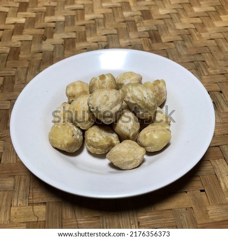 Indonesian Candlenut is well-known of their high oil content. In Southeast Asian including Indonesia cooking they are used as a thickener and a texture enhancer in curry pastes and other dishes.